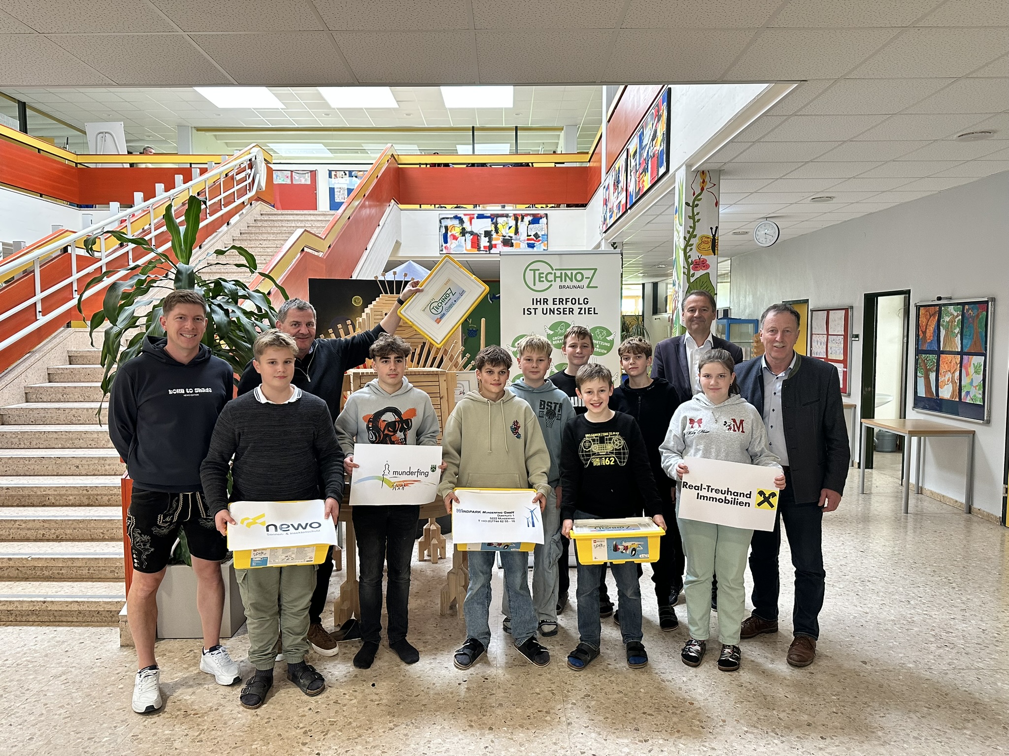 Neue Roboter, neue Möglichkeiten – Die Mittelschule Munderfing startet mit topmodernem Equipment in die Robotik-Saison